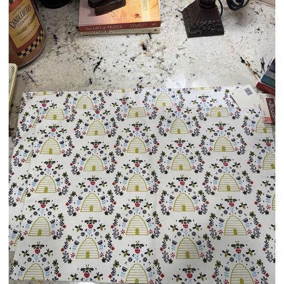 The Spring Shop Set Of 2 Placemats Honeycomb Bee Print Green Black New - Picture 1 of 7